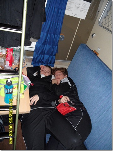 Elin och Britta vilar innan start.