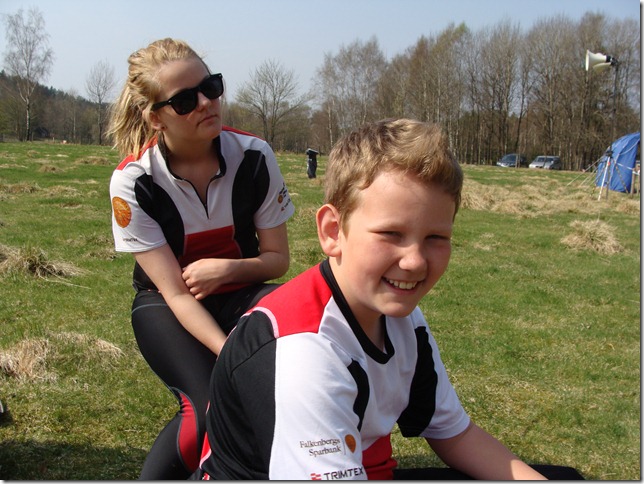 Oscar och Elin v&auml;ntar p&aring; start.