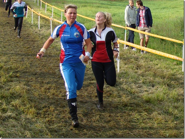 Elin f&ouml;rs&ouml;ker skr&auml;mma tjejen bredvid